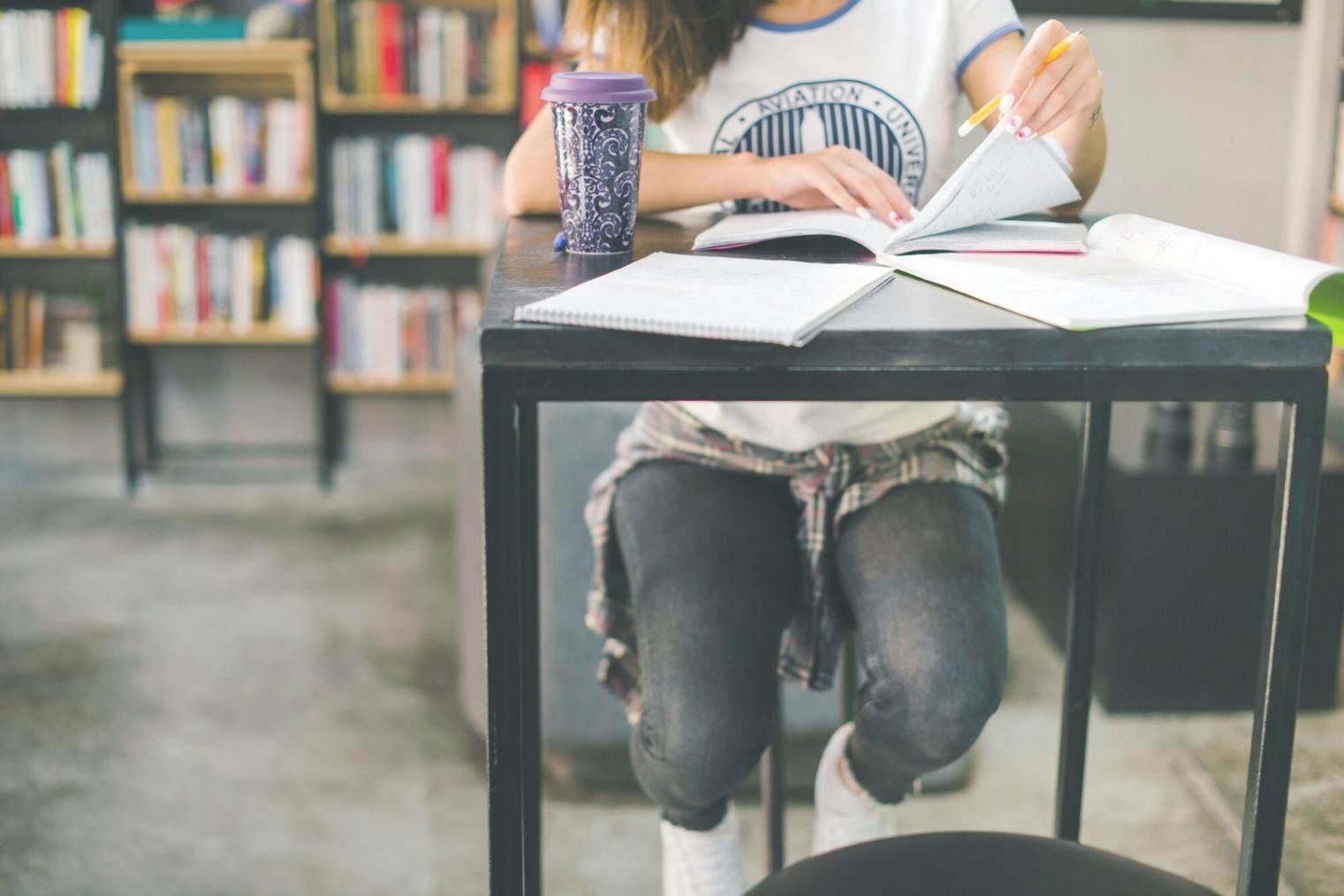 Studenten werken samen aan prijsanalyse